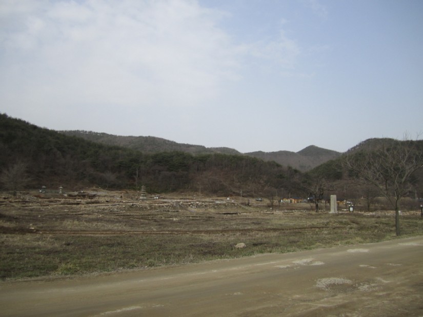 세분이 마실 다니시던 보원사 터.