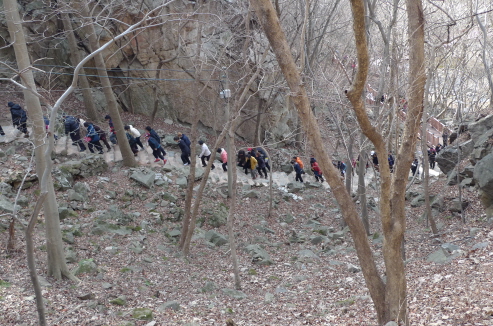 삼존불 뵈러 오르는 길.