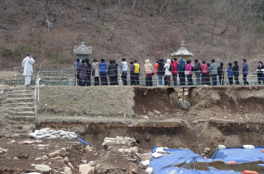 법인국사 보승탑과 비를 바라보고...