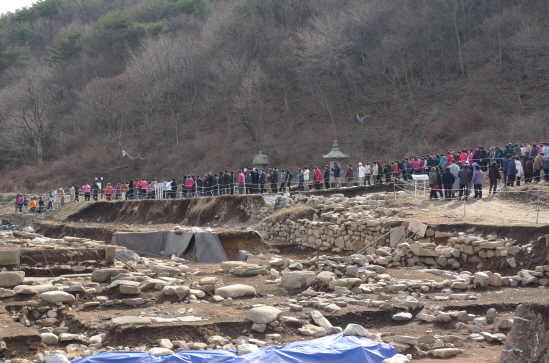 부처님 대좌와 금당지를 둘러보고...