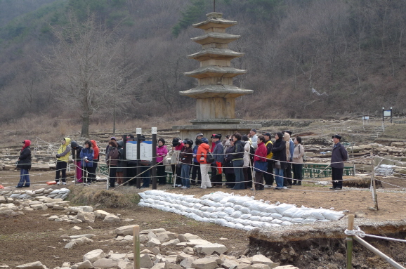 당간지주와 석조 설명...